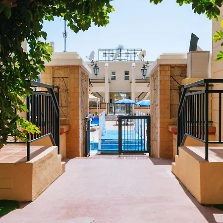 Amazing Renovated Pool View Apt, Aircon, 2 Min To Fanabe Apartmán *