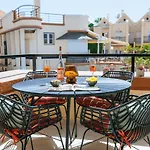 Апартаменти Amazing Renovated Pool View Apt, Aircon, 2 Min To Fanabe *