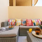 Апартаменти Amazing Renovated Pool View Apt, Aircon, 2 Min To Fanabe *