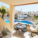 Apartment Amazing Renovated Pool View Apt, Aircon, 2 Min To Fanabe