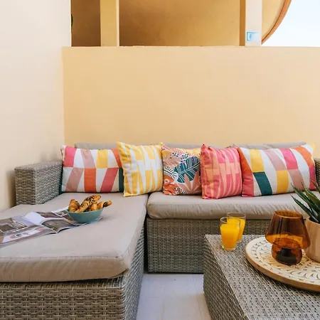 Apartment Amazing Renovated Pool View Apt, Aircon, 2 Min To Fanabe *