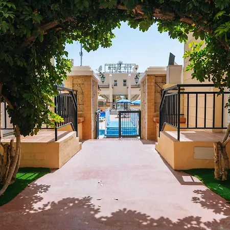 Apartment Amazing Renovated Pool View Apt, Aircon, 2 Min To Fanabe *