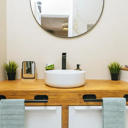 Amazing Renovated Pool View Apt, Aircon, 2 Min To Fanabe 阿德耶